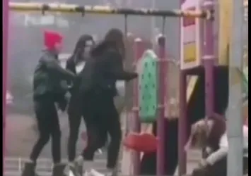 Genç kızı saçlarından tutup tekme tokat dövdü! Arkadaşları gülerek izledi