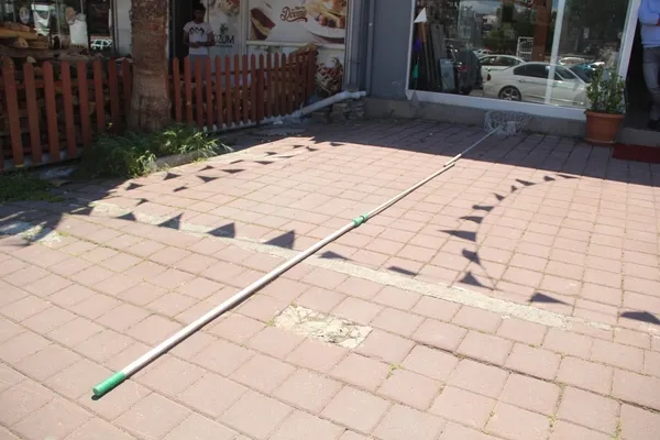 1681388042812.jpg Antalya’da teldeki kuşu kurtarmak isterken ölümden döndüler: Her şey bir anda oldu - 4