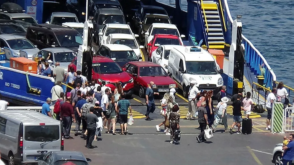 Çanakkale feribot iskelesinde iğne atsan yere düşmüyor! Tatilciler dönüş yolunda