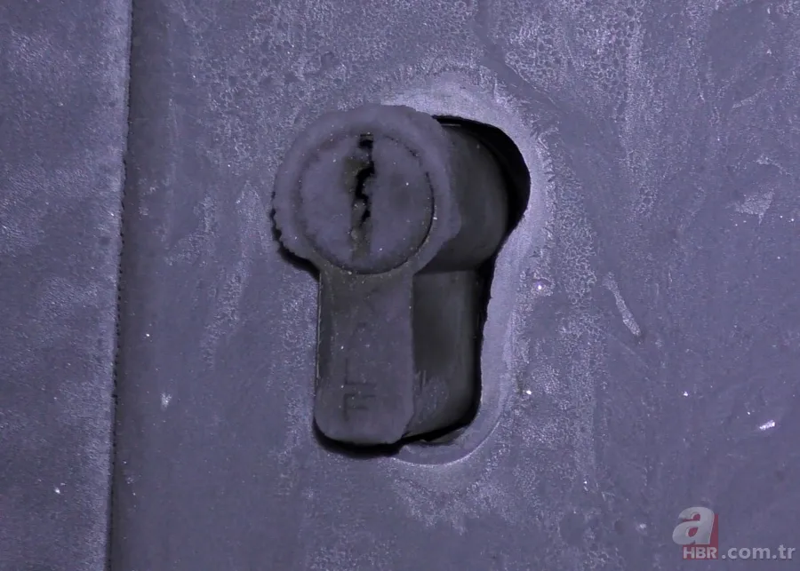 Ardahan Sibirya gibi! Kapı kilitleri bile buz tuttu 9