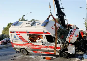 Bakırköy'de ambulans devrildi!