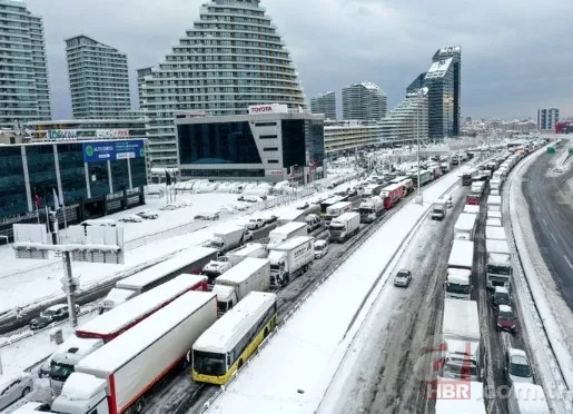 İstanbullunun kabus gecesi! 15 saattir yolda kalan vatandaş: Su ve bisküvi ile duruyorum 11