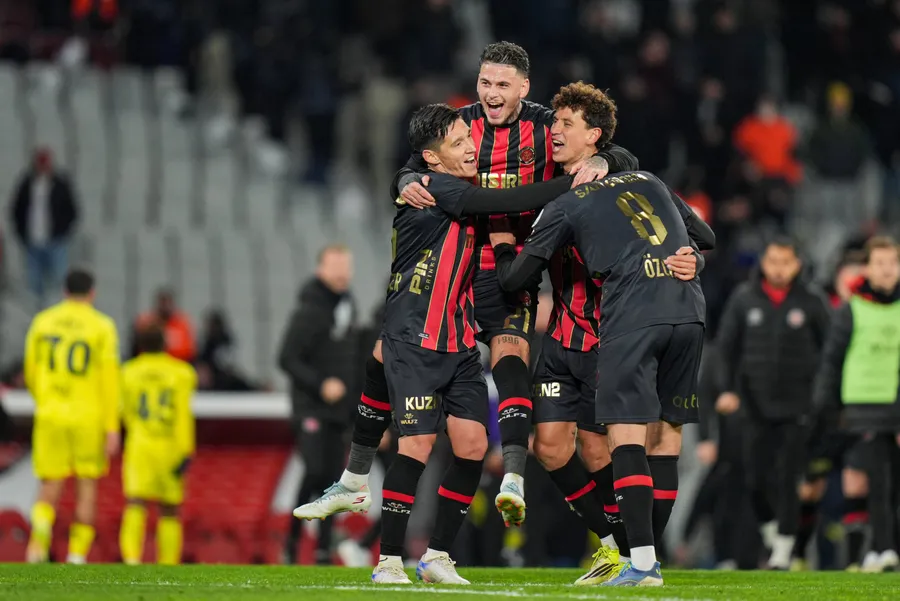 fenerbahcede-gece-yarisi-operasyonu-yonetim-acil-toplandi-tedesco-gidiyor-mu-1773433081790.jpg Fenerbahçe’de gece yarısı operasyonu! Yönetim acil toplandı: Tedesco gidiyor mu? - 3