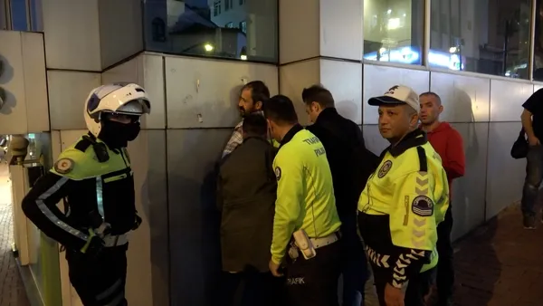 zonguldakta-yan-bakma-kavgasi-saldirgan-polisin-kolunu-isirdi-1665237855332.jpg Zonguldak’ta yan bakma kavgası! Saldırgan polisin kolunu ısırdı - 3