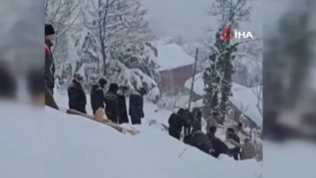 Bu kez cenazeye kar engeli! Aracı ilerleyemedi namazı yemekhanede kılındı