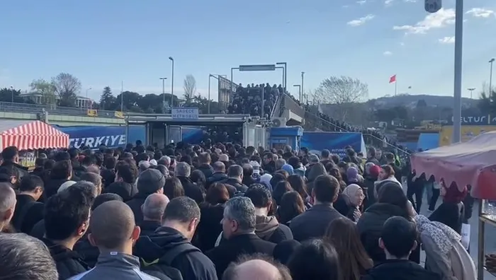 Son dakika | Altunizade'de metrobüs arızası! Uzun kuyruklar oluştu - 1