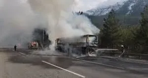 Adana’da toplu taşıma aracı alev alev yandı
