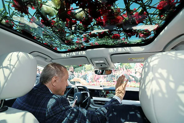 Başkan Erdoğan Gemlik’te Togg direksiyonunda! Yoğun ilgi arasında araç içi görüntülerinde eğlenceli anlar