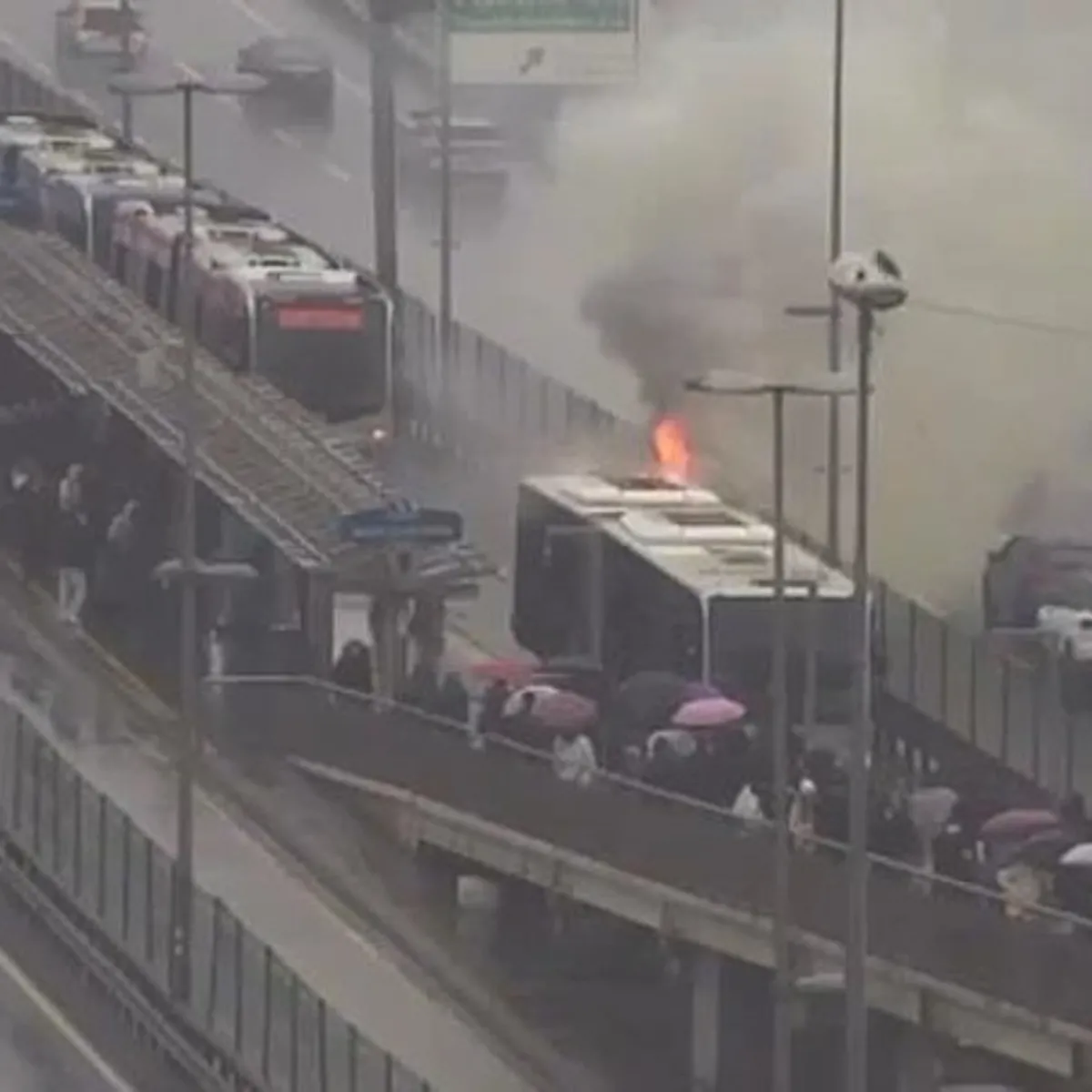Şişli'de korkutan metrobüs yangını!