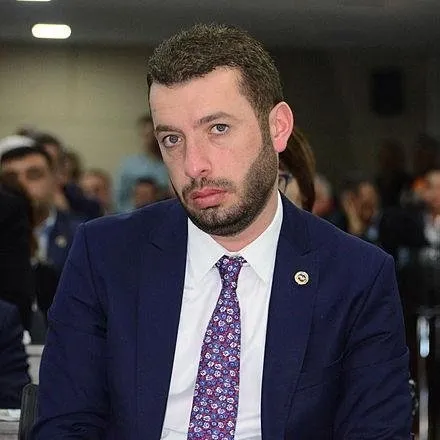 Adana Ceyhan’da istihdam skandalı! Oturacak yer yok diyerek kıyım yapmıştı