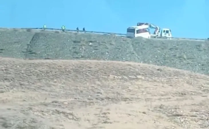 Van’da kahreden olay! Göçmenleri taşıyan otobüs şarampole devrildi! Çok sayıda ölü var
