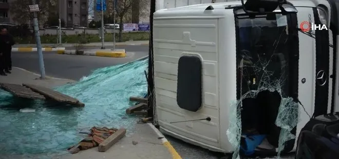 Pendik’te cam yüklü kamyon yola devrildi