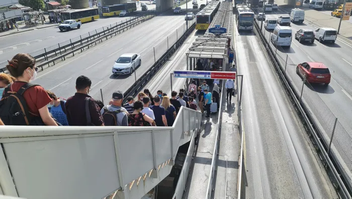 Son dakika: İstanbul'da kısıtlamalar sona erdi! Normalleşmenin ilk gününde toplu ulaşımda ve trafikte yoğunluk yaşandı - 3