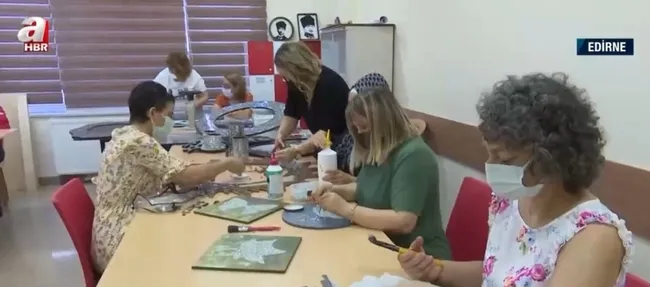 atik-camlar-sus-esyasina-donusuyor-ev-kadinlari-gelir-kapisi-oldu-1626859723428.jpg Atık camlar süs eşyasına dönüşüyor! Ev kadınlarına gelir kapısı oldu - 2