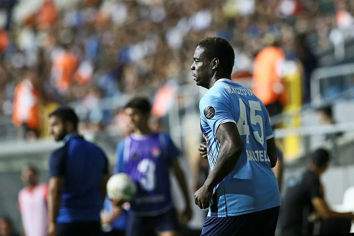 Montella sahaya girip Balotelli'nin üzerine yürüdü! Adana Demirlisporlu oyuncular kavgayı zor ayırdı