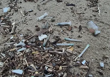Bartın'da denizin rengi değişti sahile tıbbi atıklar vurdu