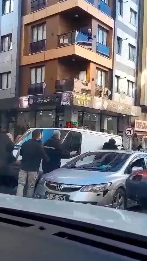 1712611099496.jpg Dehşet veren anlar: Güngören'de iki araç sürücüsünün trafikteki "baltalı kavgası" kamerada - 2