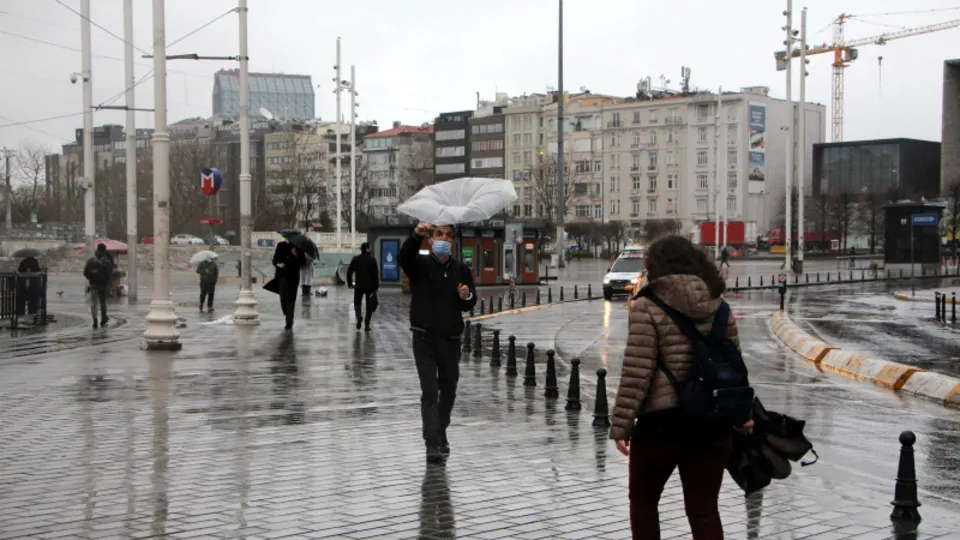 İstanbul’da soğuk ve yağışlı hava etkili olmaya başladı! Trafiğe dikkat
