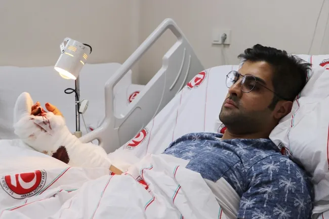 ankarada-hastasinin-bicakladigi-doktor-1-santim-ile-felc-olmaktan-kurtuldum-1622635985610.jpg Ankara'da hastasının bıçakladığı doktor: 1 santim ile felç olmaktan kurtuldum - 2
