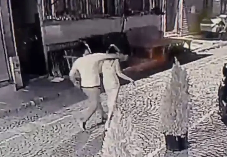 Sokak ortasında dehşeti yaşadı! Şiddeti gören esnaf saldırganın burnunu kırdı
