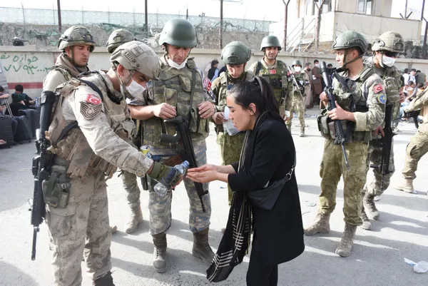 merhamet-ordusu-afganistanda-insanlik-dersi-veriyor-mehmetcik-kabilde-zor-durumda-olanin-yaninda-1629472204384.jpg Merhamet Ordusu Afganistan'da insanlık dersi veriyor! Mehmetçik Kabil'de zor durumda olanın yanında - 5