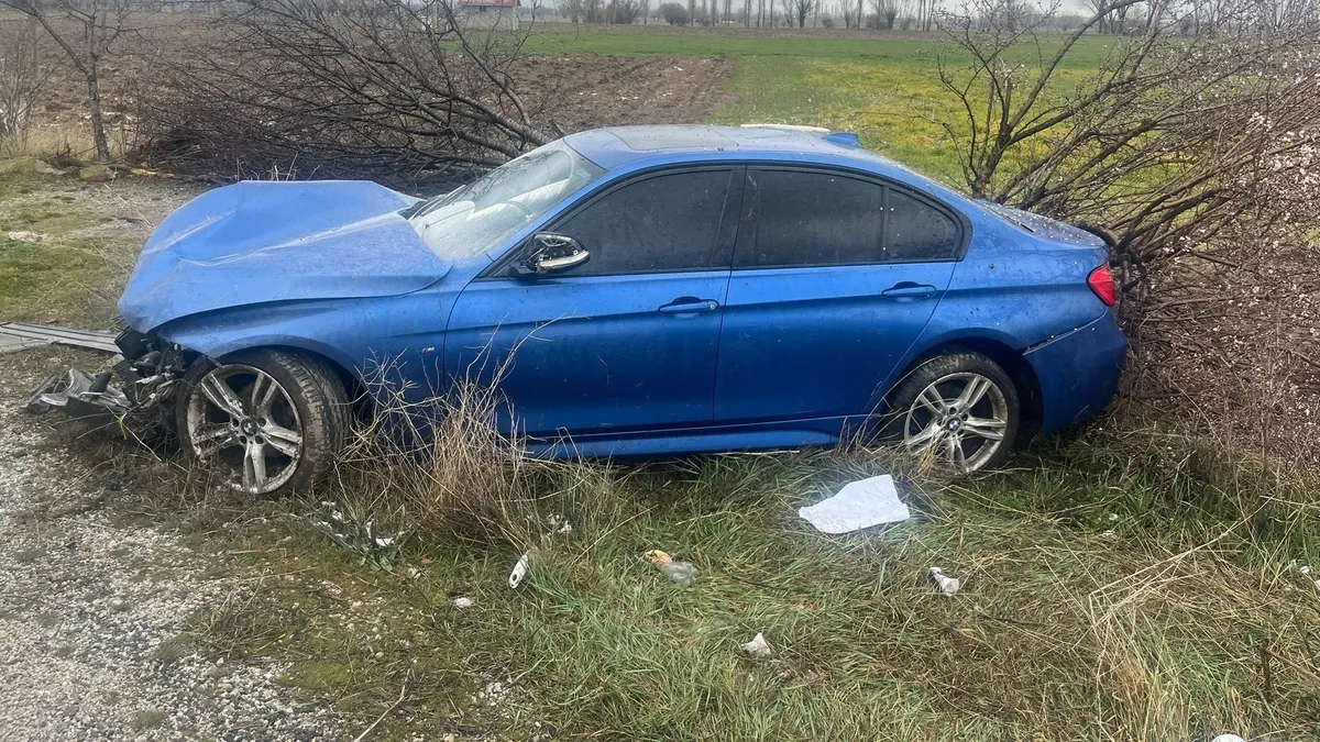 Afyonkarahisar'da ağaca çarpan otomobildeki 3 kişi yaralandı