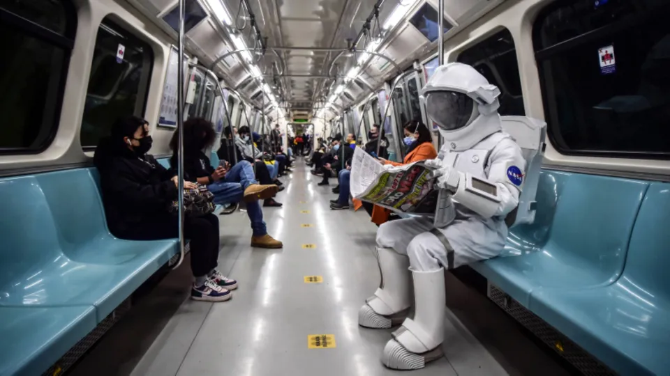 Metroda onu görenler gözlerine inanamadı! Uzaydan indi metroya bindi | Yolcular ne olduğunu anlamadı