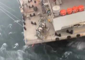 Yolcu gemisi yük gemisine çarptı