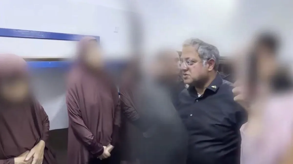Siyonist bakandan zindanda alçak provokasyon! Kadın tutukluların hücresini basıp küstahça alay etti