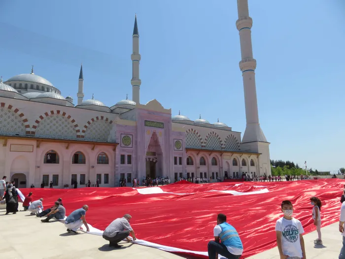 Son dakika: Çamlıca Camii avlusunda dev Türk bayrağı açıldı