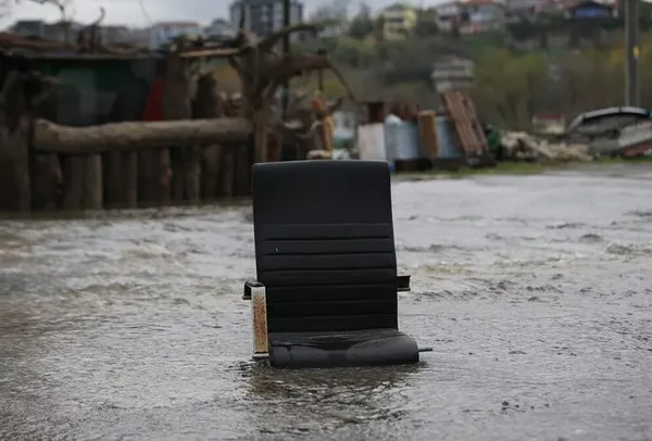 İstanbul’a su sağlayan Pabuçdere ve Kazandere barajı taştı! Tekneler yan yattı, barınaklar sular altında kaldı