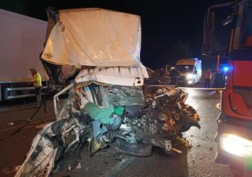 Samsun'da kamyonet park halindeki tıra çarptı: 1 ölü, 1 yaralı