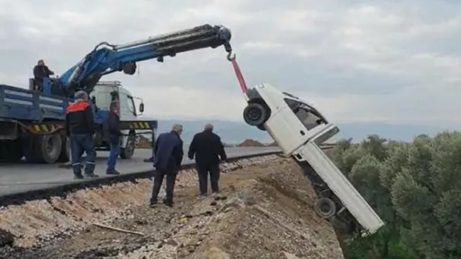 Bursa’da kaza sonrası terk edilen kamyonet arazide dik olarak bulundu - 3