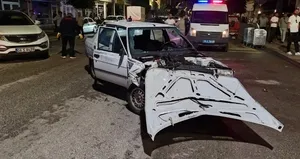 Otomobil yaya geçidinde duran araca çarptı: 2 yaralı