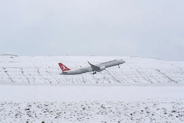 Son dakika: THY kar nedeniyle 180 seferi iptal etti! İşte iptal olan THY seferleri - 6