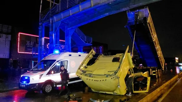samsunda-tirin-acilan-damperi-ust-yaya-gecidine-carpti-4-yarali-1667282222069.jpg Samsun’da tırın açılan damperi üst yaya geçidine çarptı! 4 yaralı - 1