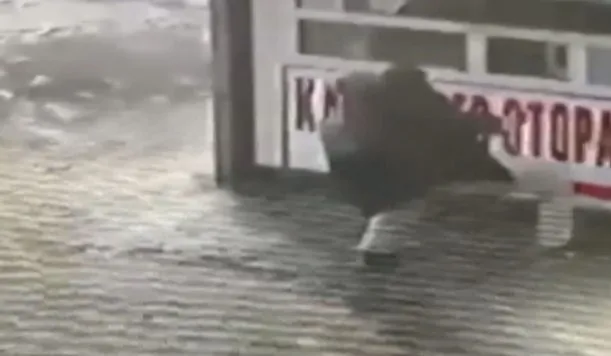 Bursa’da buzlu yolda düşen baba kucağındaki kızını böyle kurtardı - 4
