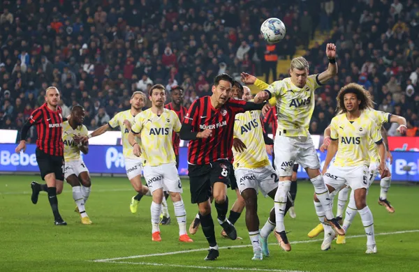 gaziantep-fk-fenerbahce-canli-anlatim-gaziantep-fk-fenerbahce-maci-saat-kacta-1673803829292.jpg Fenerbahçe Gaziantep'te son dakikada güldü: Valencia hayat verdi - 1