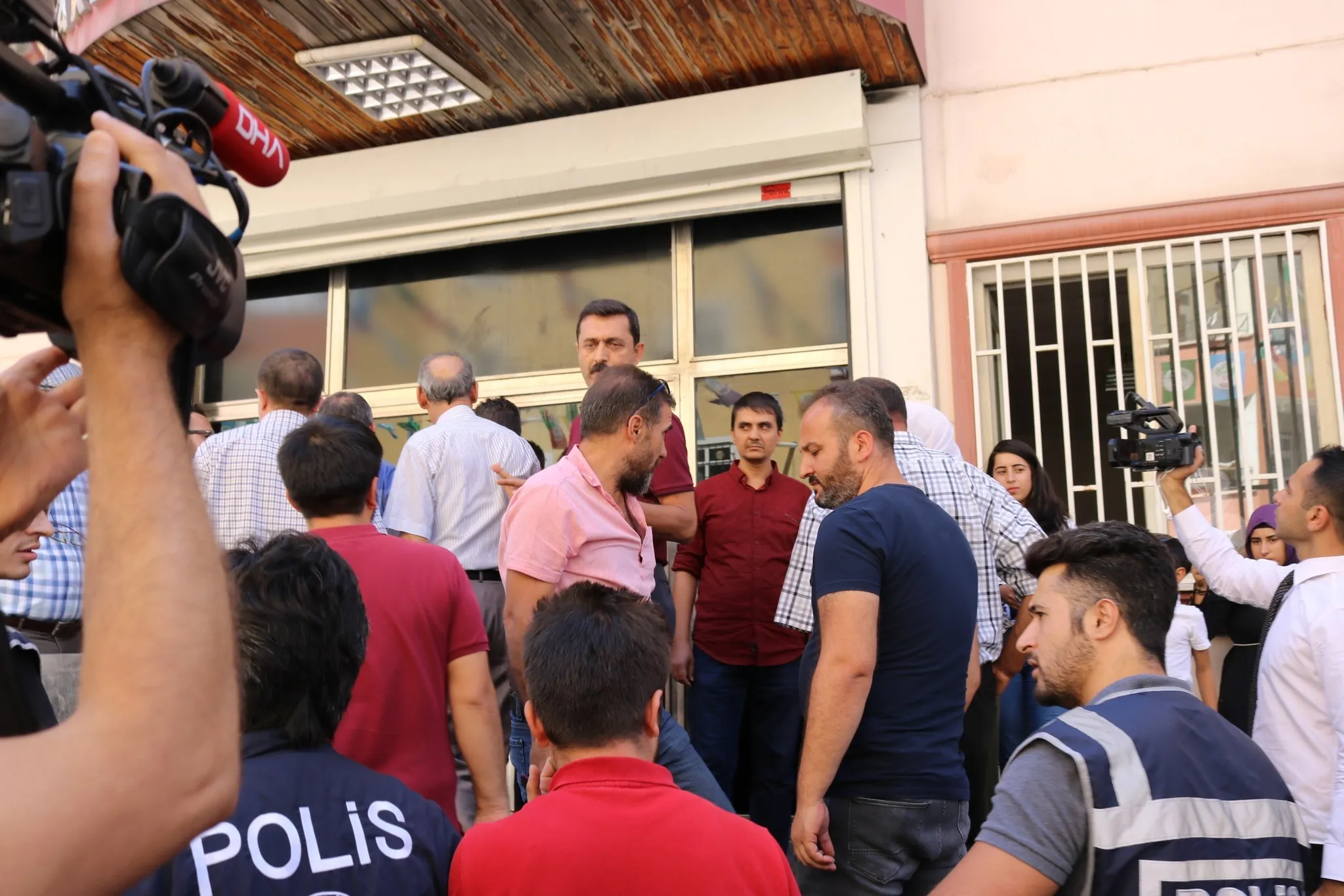 HDP’liler oturma eylemi yapan aileye saldırdı