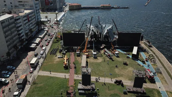 1662697913666.jpg Tarkan'ın konseri öncesi sahne çöktü! Ya konser sırasında yıkılsaydı? - 1