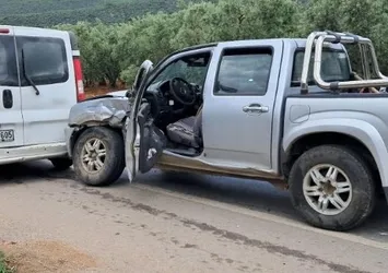 Feci kaza! Minibüs ve kamyonet çarpıştı