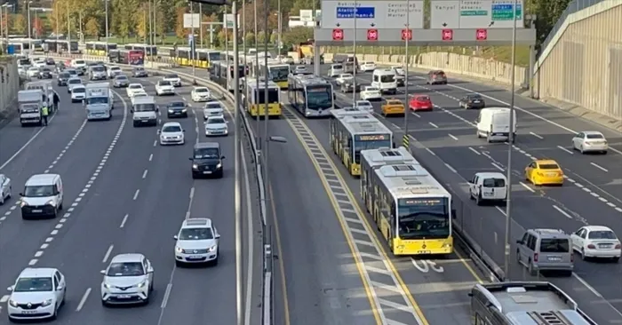 Son dakika: İstanbulluların çilesi sürüyor! Metrobüs arızası nedeniyle Edirnekapı durağında araç kuyruğu oluştu - 1