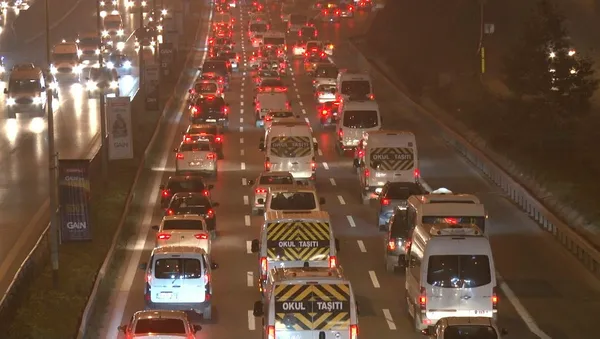 İstanbul'da trafik kilitlendi! Toplu taşıma yine yolda bıraktı - 1
