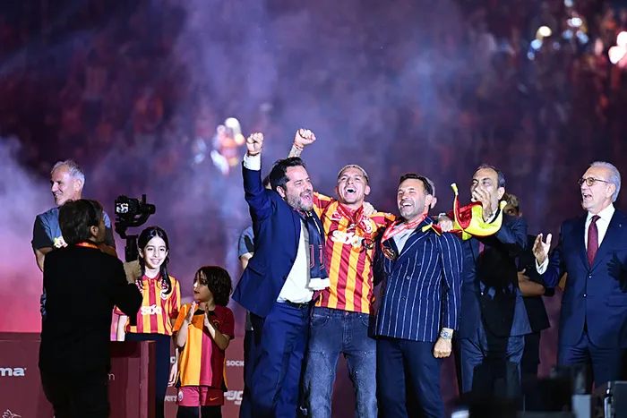 Duble şampiyonluğa duble maaş! Galatasaray’da Okan Buruk ile yeni sözleşme imzalanıyor! İşte o rakam...