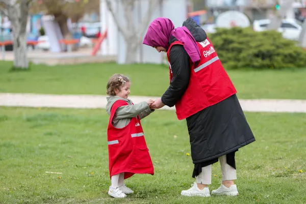 1681116643547.jpg Asrın felaketinin yaraları sarılmaya devam ediyor! Türk Kızılay’ı depremzede çocukları ikram paketiyle sevindirdi - 2