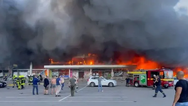 ukraynada-alisveris-merkezi-vuruldu-zelenskiy-kurbanlarin-sayisini-tahmin-etmek-imkansiz-1656341048928.jpg Rusya'nın AVM'ye yaptığı füzeli saldırının yeni görüntüleri ortaya çıktı! A Haber görüntüleri yayınladı - 1