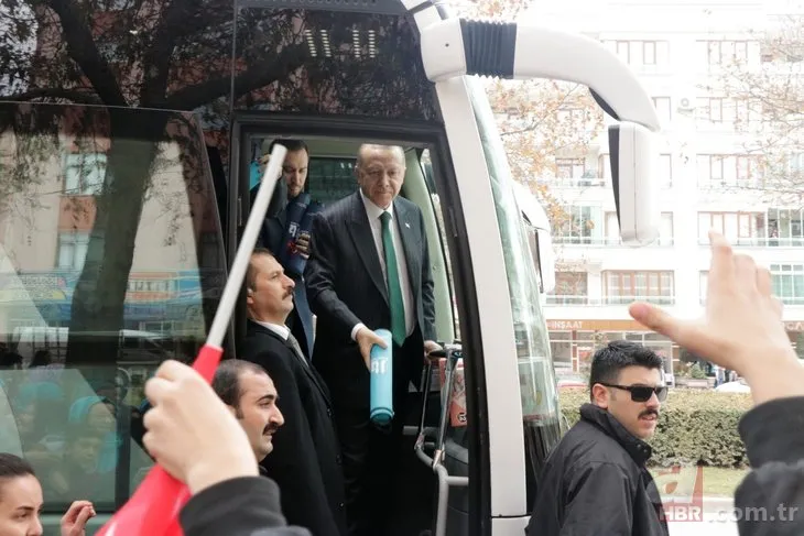 Başkan Erdoğan’a Konya’da sevgi seli! Yaşlı teyzelerle sohbet etti, gençlerle fotoğraf çektirdi