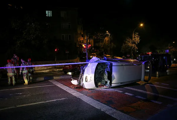 Sarıyer'de otomobille çarpışan minibüs devrildi: 2 yaralı - 3