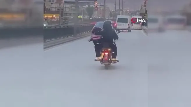 Motosiklet üzerinde bebeği böyle taşıdı