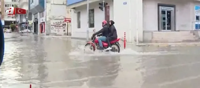 Depremden sonra şoke eden görüntü! İşte yeraltı suyunun fışkırma anı